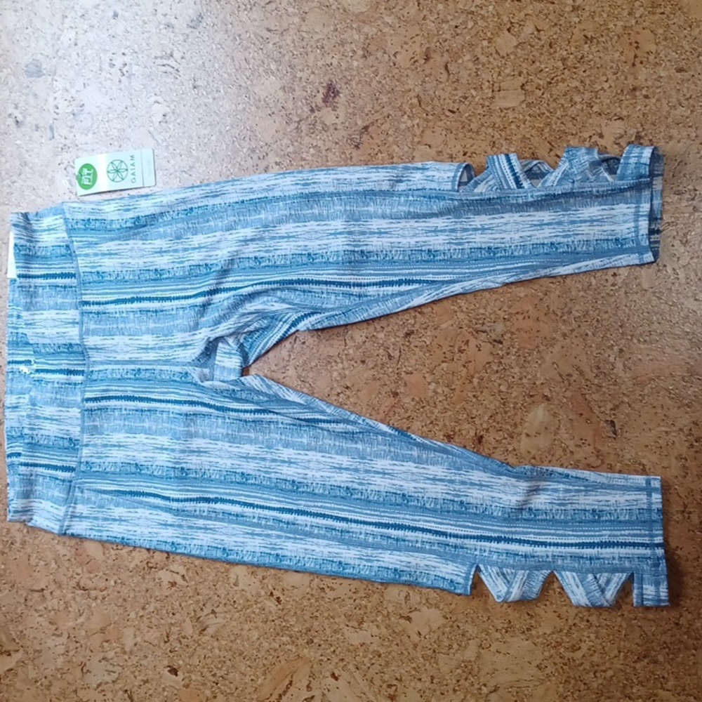 Gaiam Om Lotus Capris Lila Pant L NWT